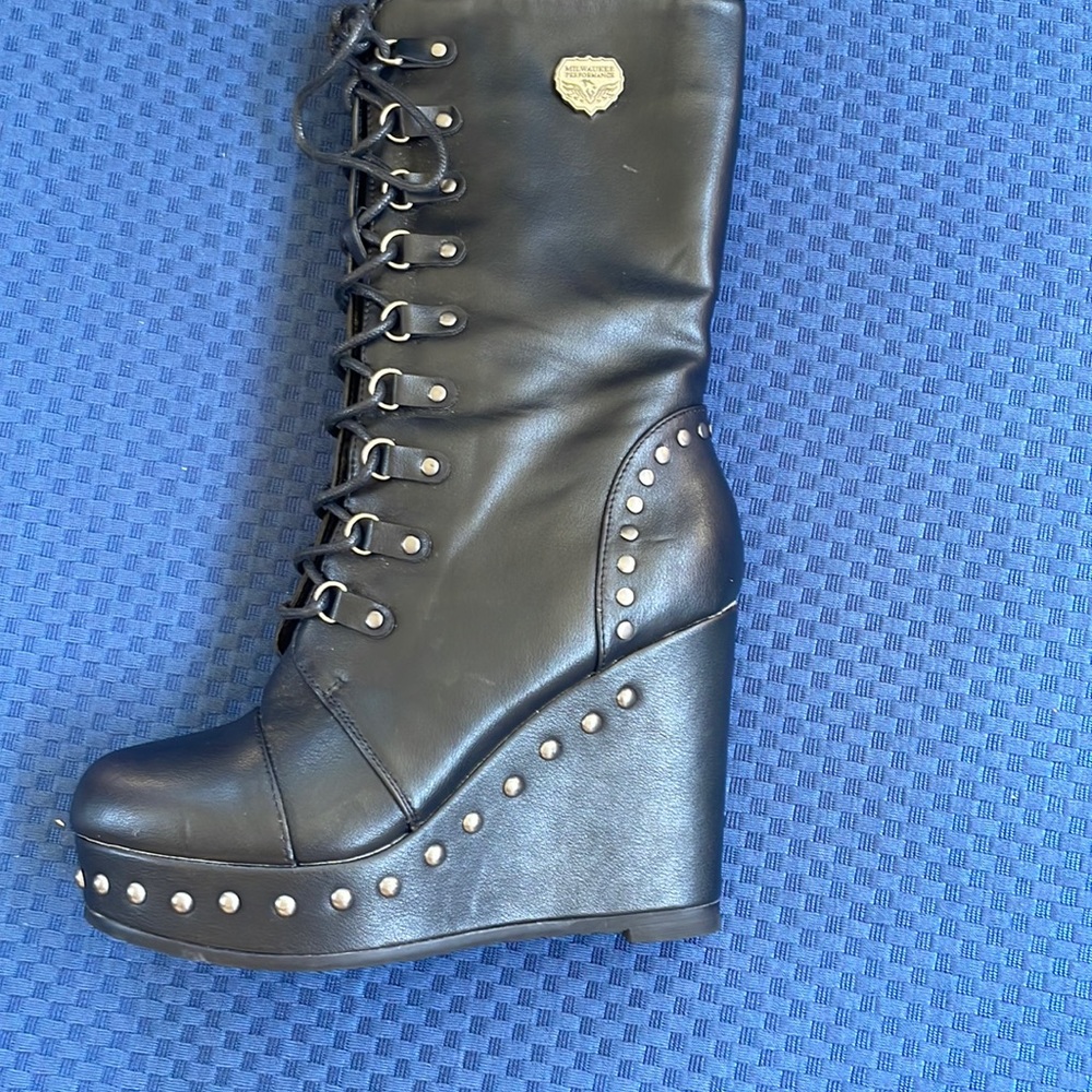 Milwaukee leather 3 inch boots. Worn once. Side zip